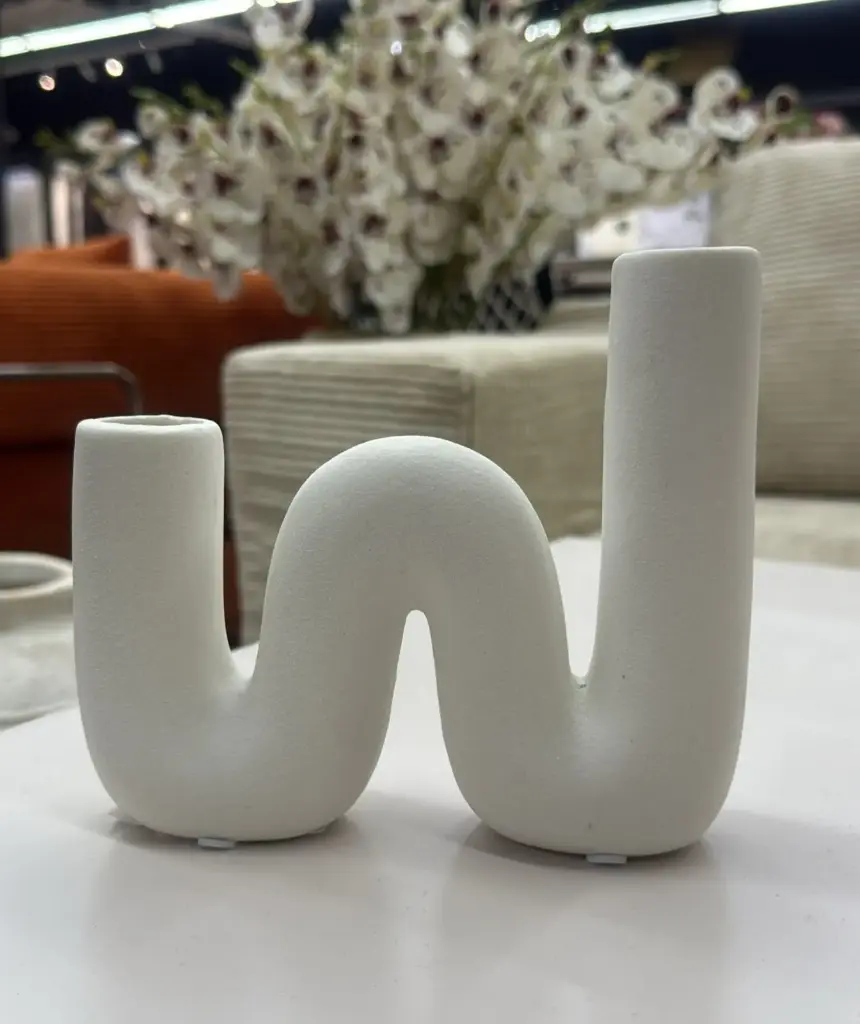 Vase à fleurs blanc forme w 