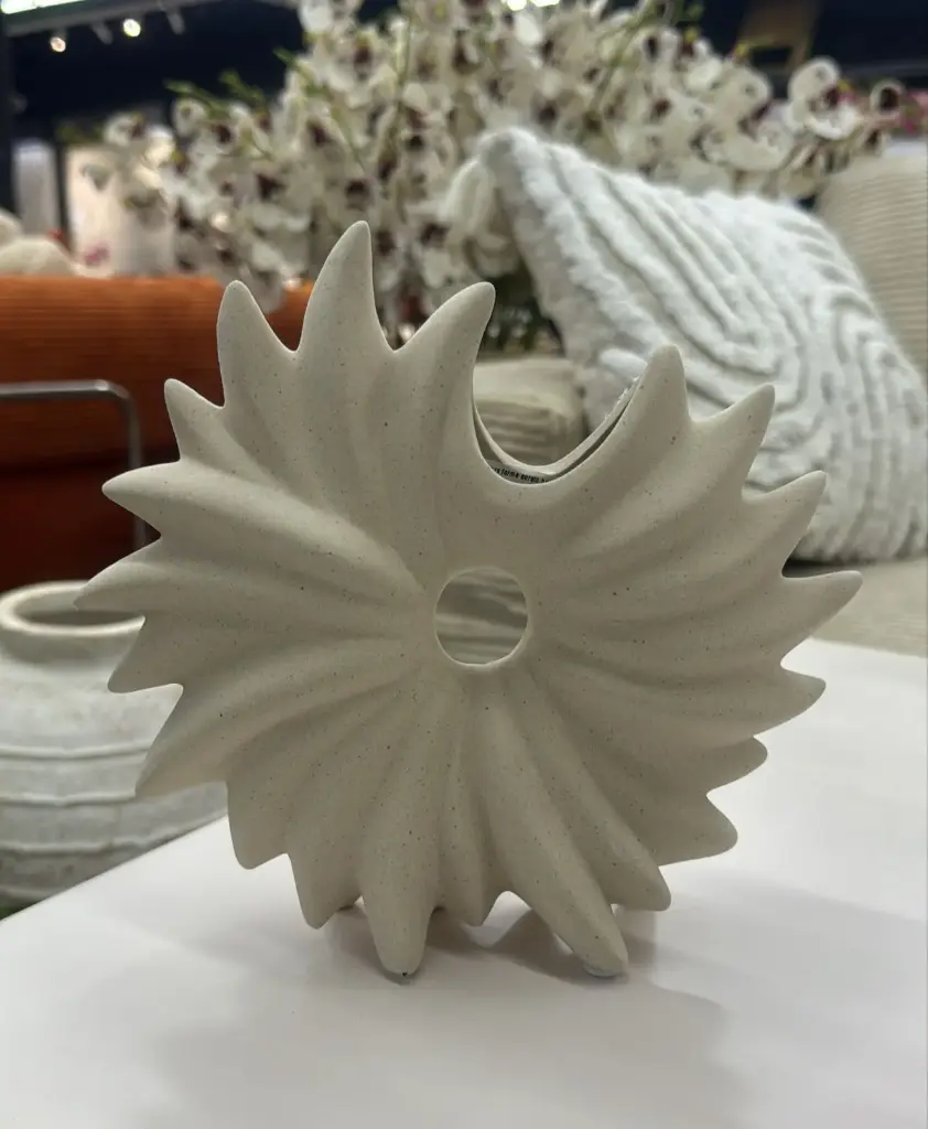 Vase à fleurs forme oursin beige