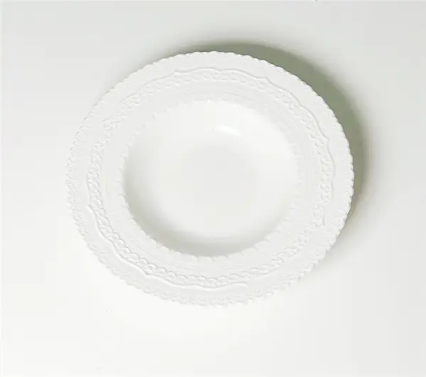 petite assiette en porcelaine blanche avec relief - Ø 23 cm