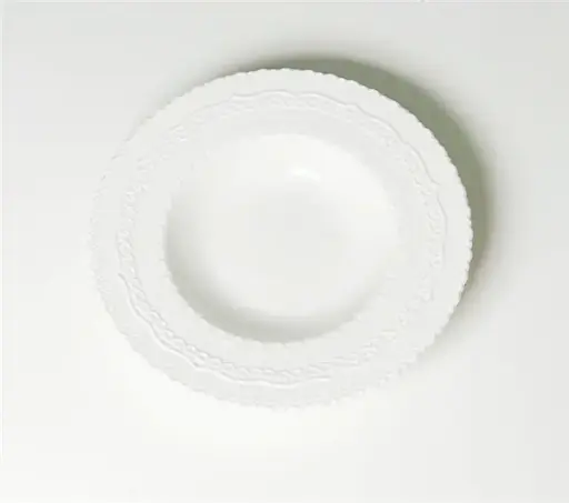 petite assiette en porcelaine blanche avec relief - Ø 23 cm